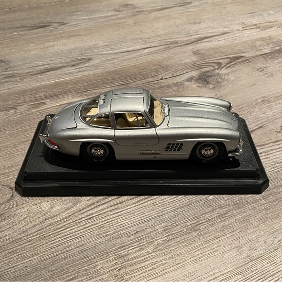 Burago 1954 Mercedes 300SL Die Cast Model 1/24 Scale Metal Car Car Silver - Picture 4 of 9